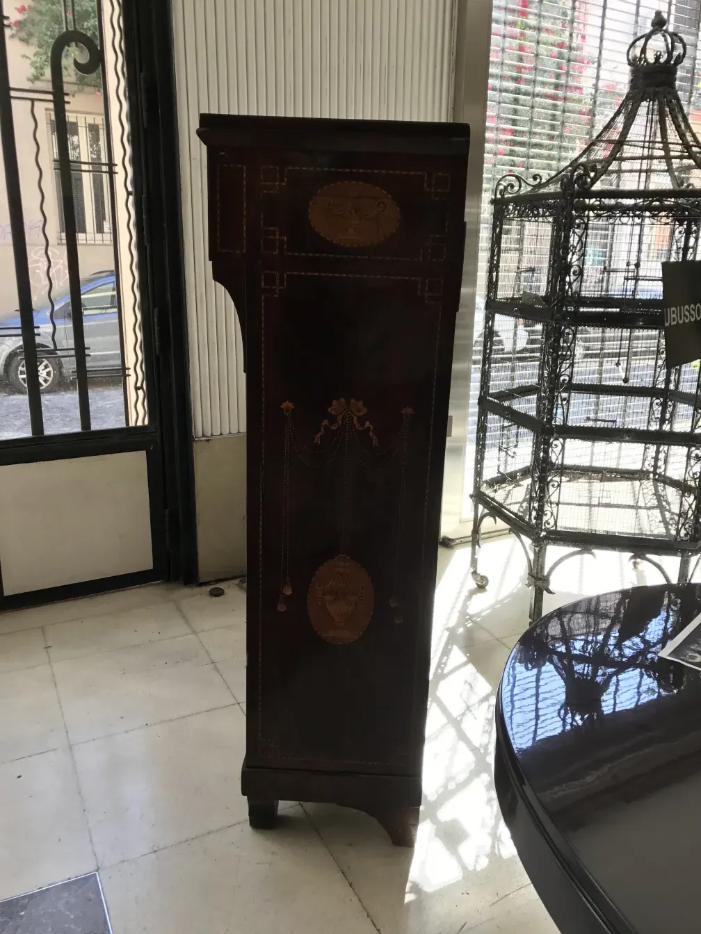 Bureau ancien avec détails en relief, dans un cadre lumineux.