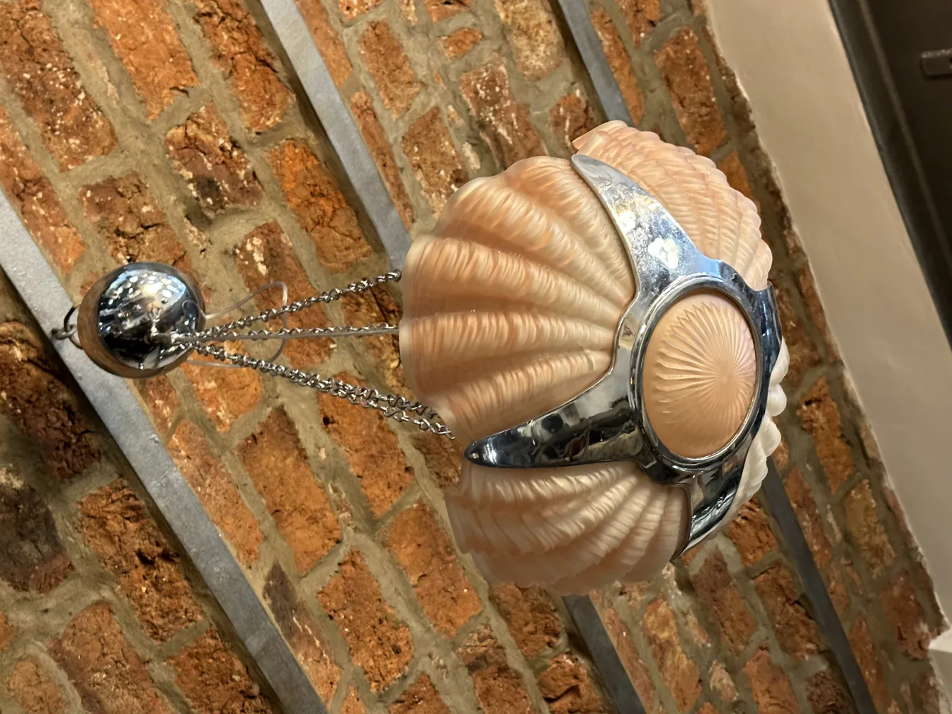 Lustre ancien avec design en forme de coquillage, suspendu