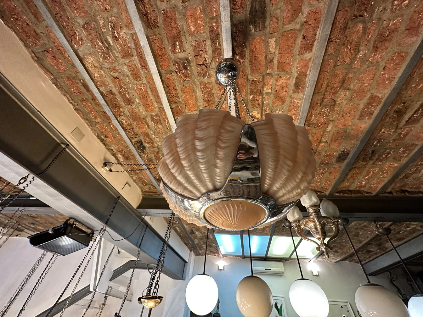 Lâmpada de teto antiga com design distinto em um ambiente aconchegante.