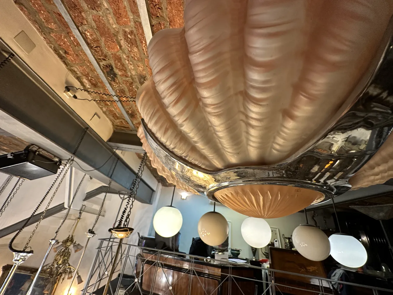 Lámpara de techo antigua con estilo decorativo, en un ambiente acogedor.