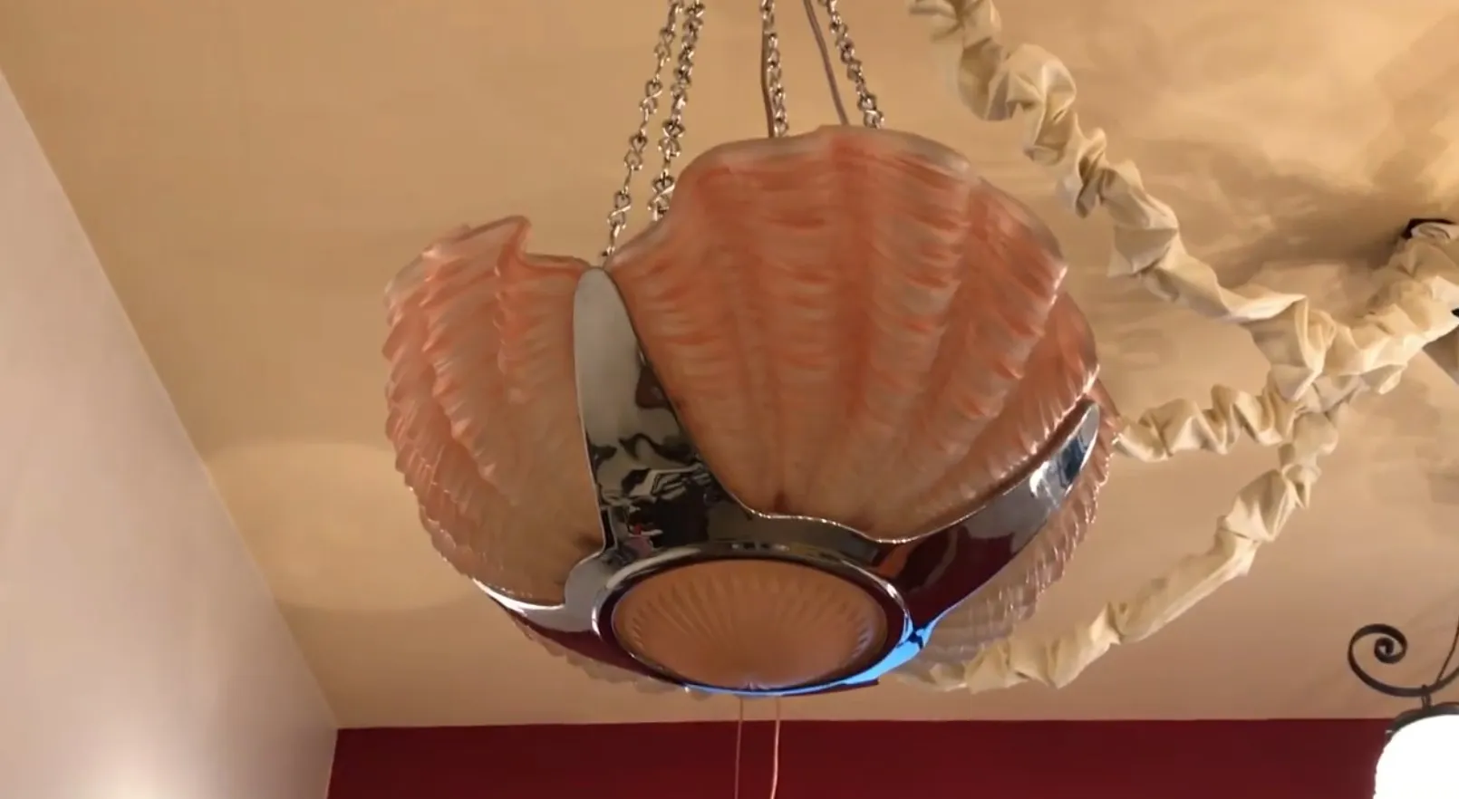 Antike Hängelampe in Muschelform, in einer gemütlichen Umgebung.