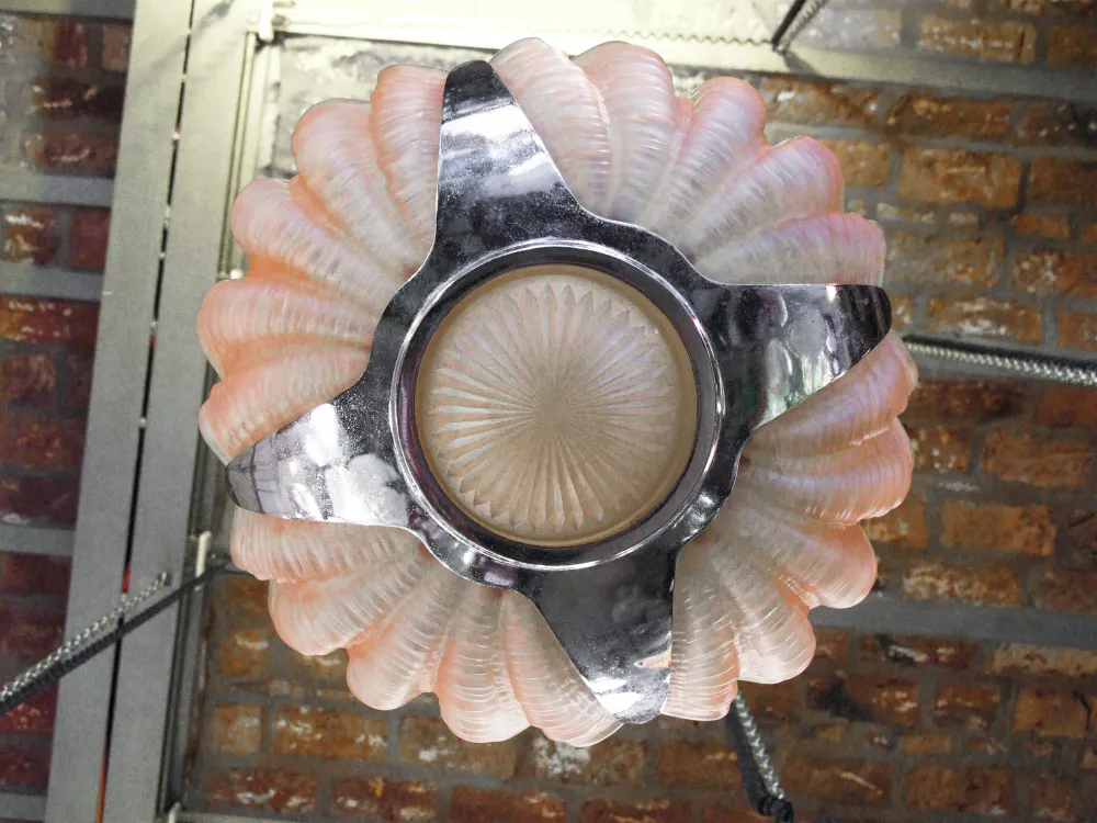 Lustre ancien avec design spécial en tons clairs, ambiance chaleureuse.