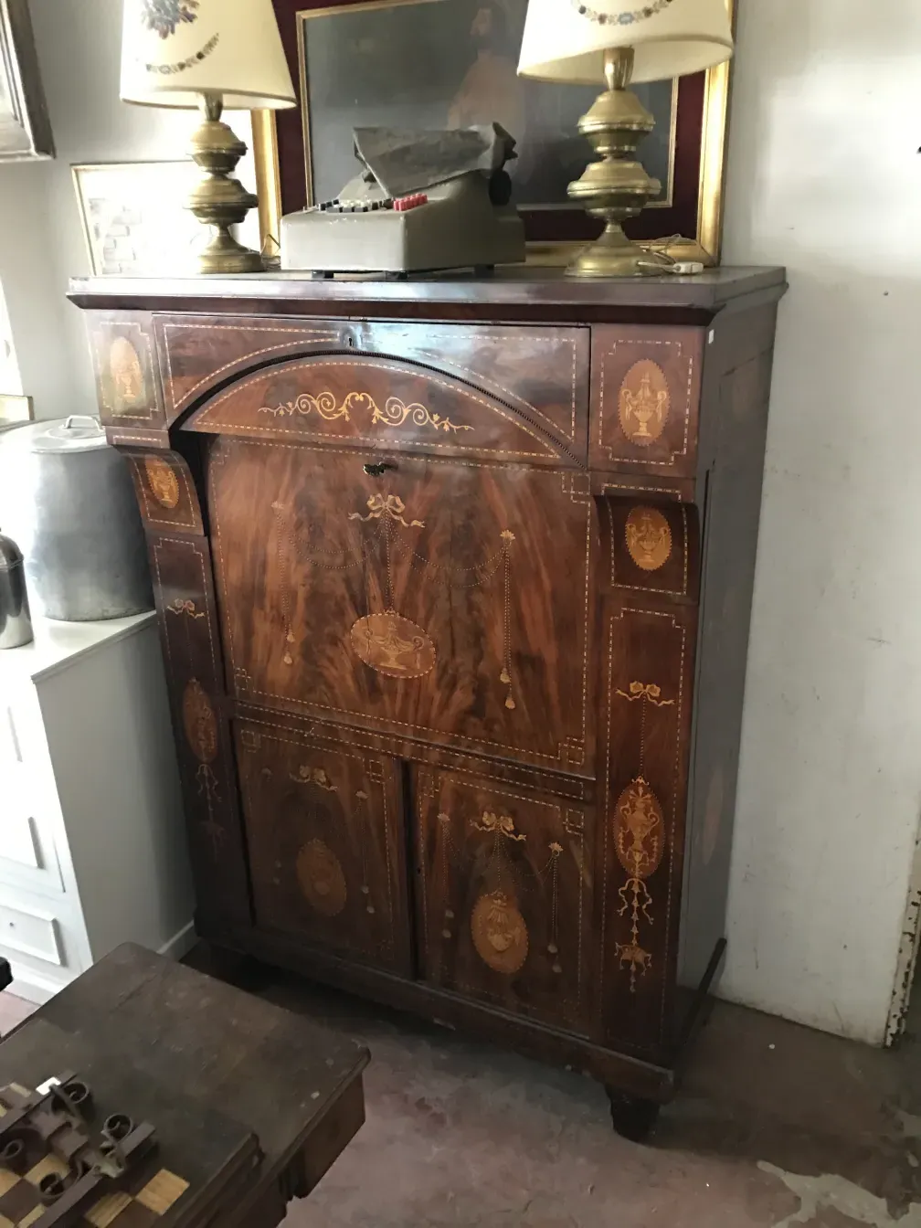 Scrivania antica in legno con decorazioni dettagliate. Include lampade e un'atmosfera classica.