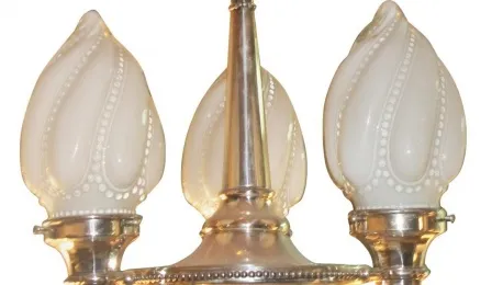 lustre ancien avec abat-jours en verre blanc, design classique