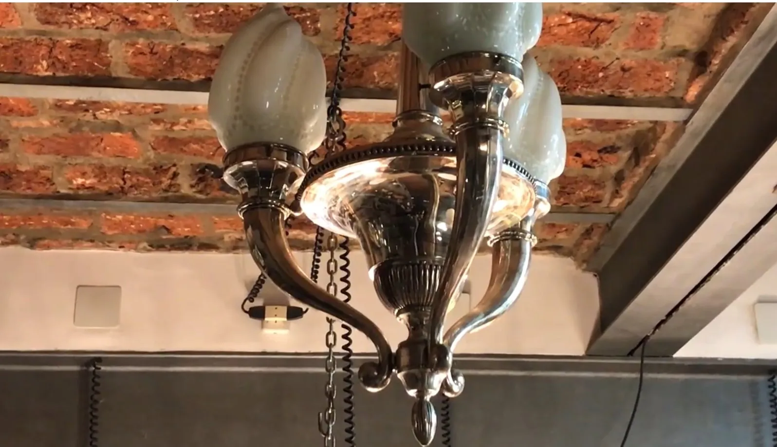 Lustre ancien avec lumière douce et verre mint dans un cadre confortable.