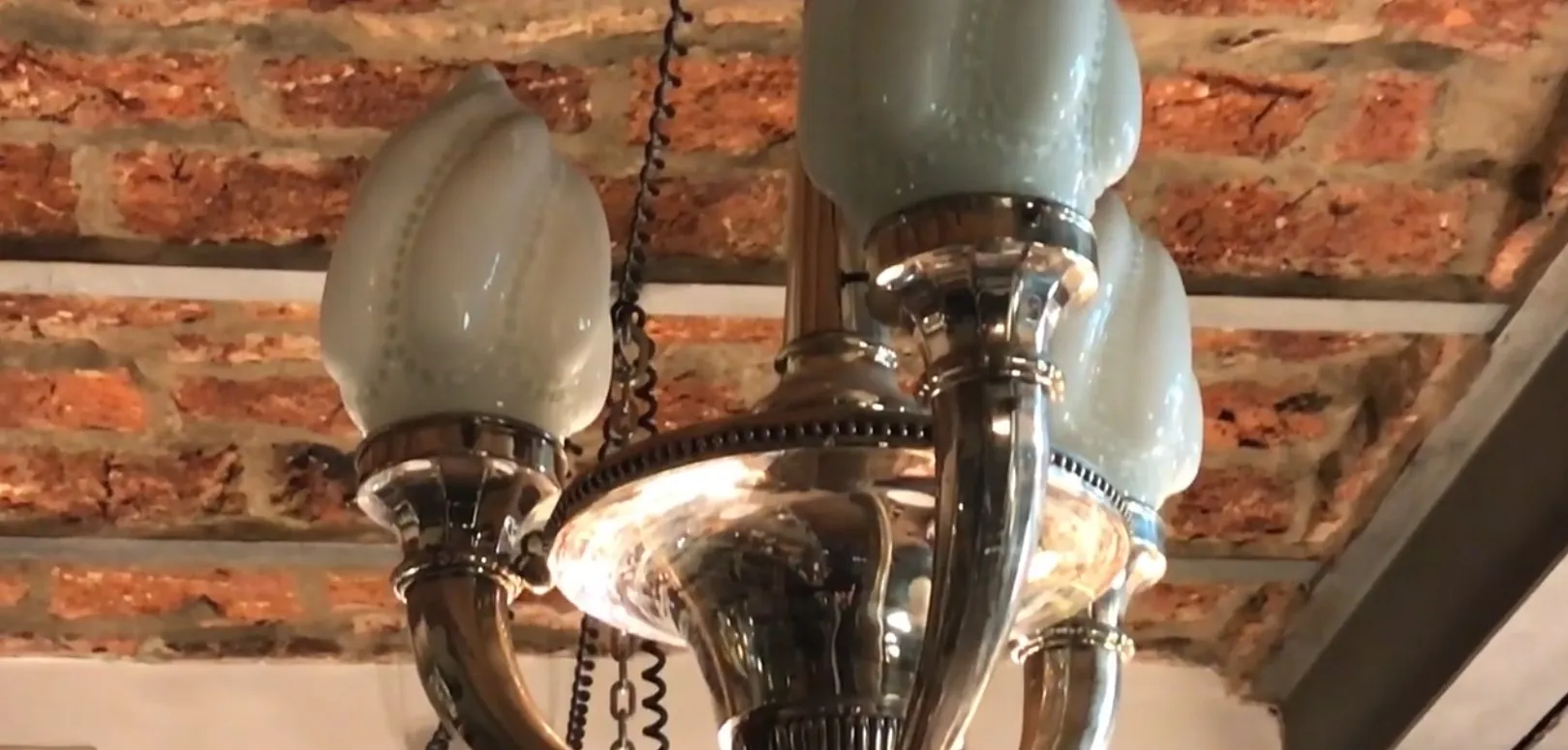 lampada de teto antiga com luz suave e elegante