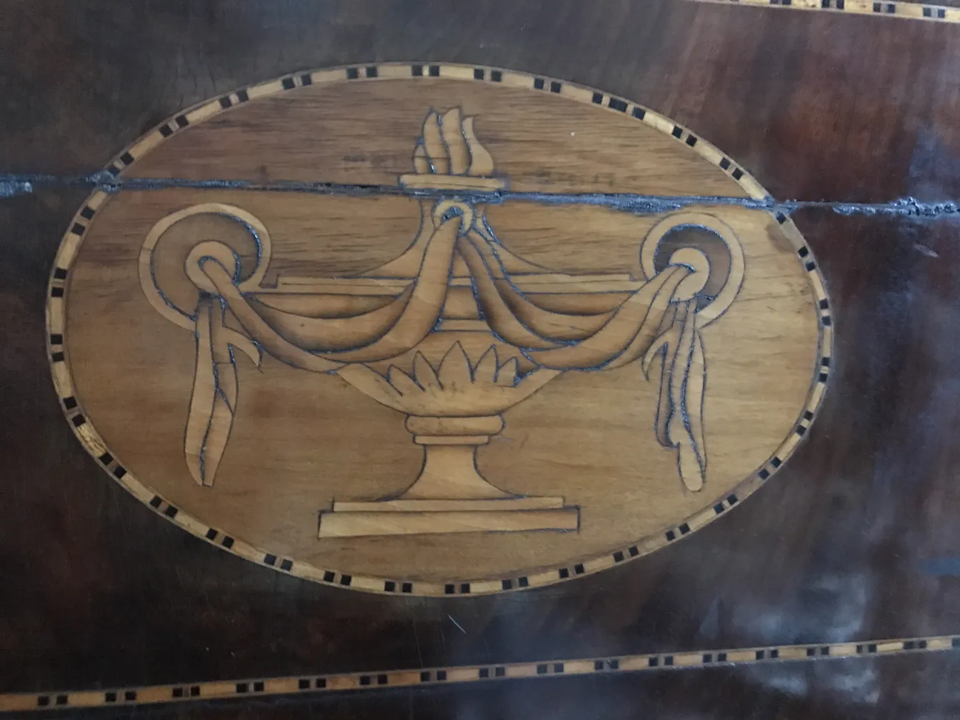 escritorio antiguo con un imponente diseño de urnas