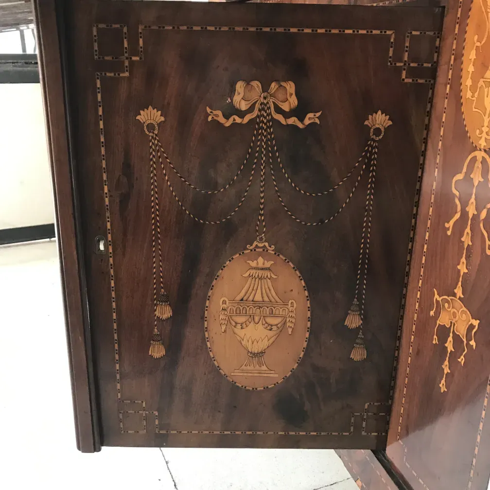 Bureau ancien avec des décorations complexes et un design élégant