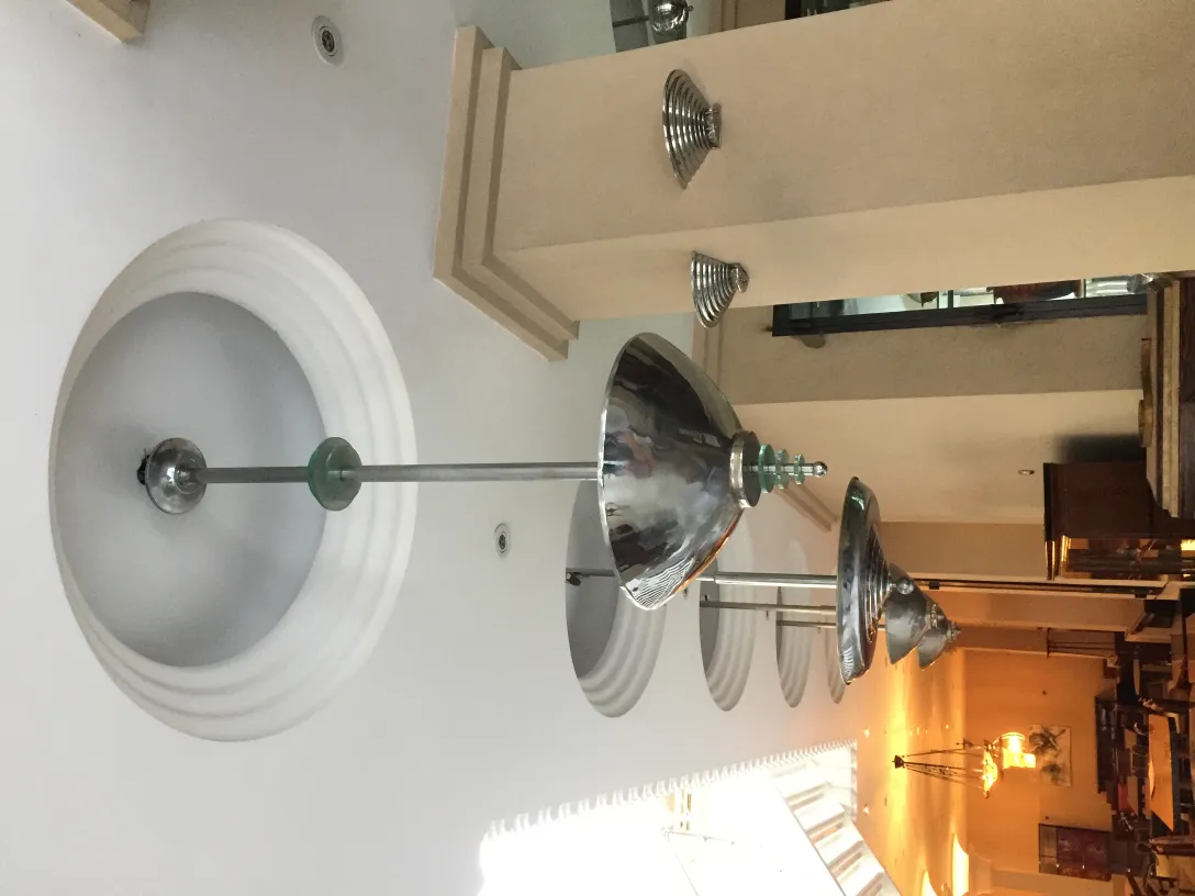 Lustre ancien avec des abat-jours brillants dans une pièce lumineuse