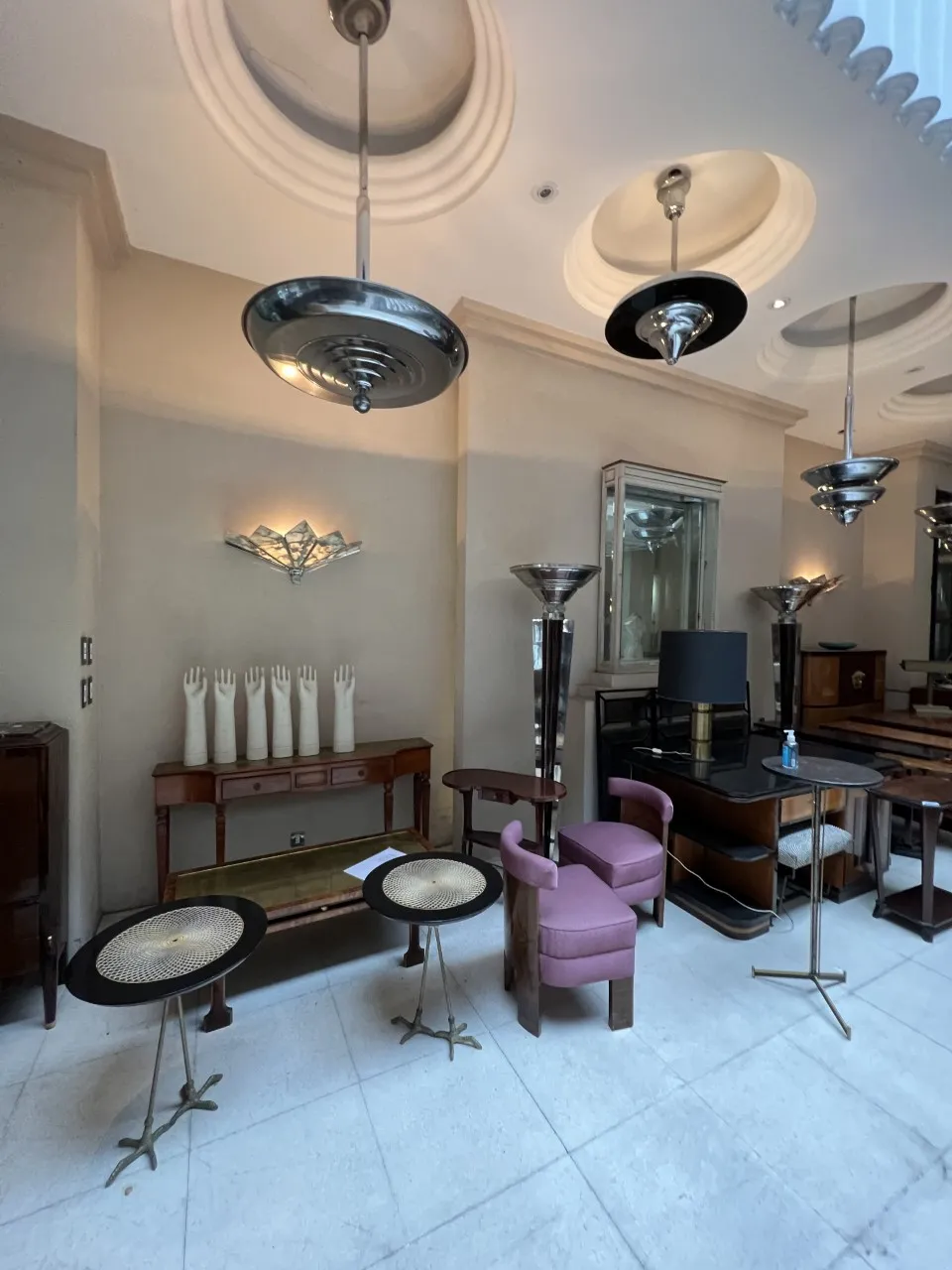 Lampada a sospensione antica con design elegante, che migliora un'atmosfera accogliente.