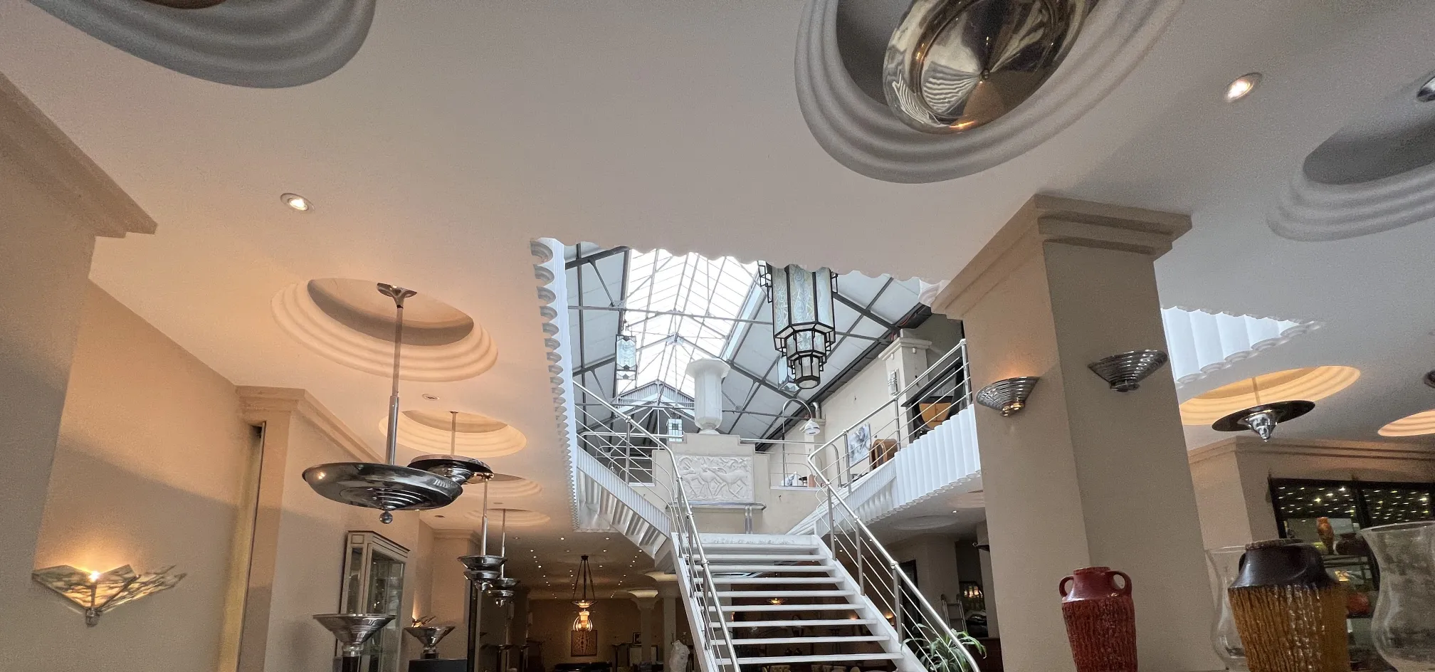 Lámpara de techo antigua de estilo elegante, con detalles en la decoración.