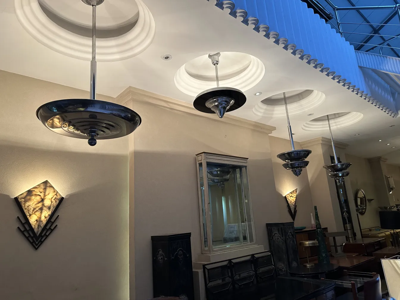 Lampade a sospensione antiche in stile classico in un ambiente accogliente.