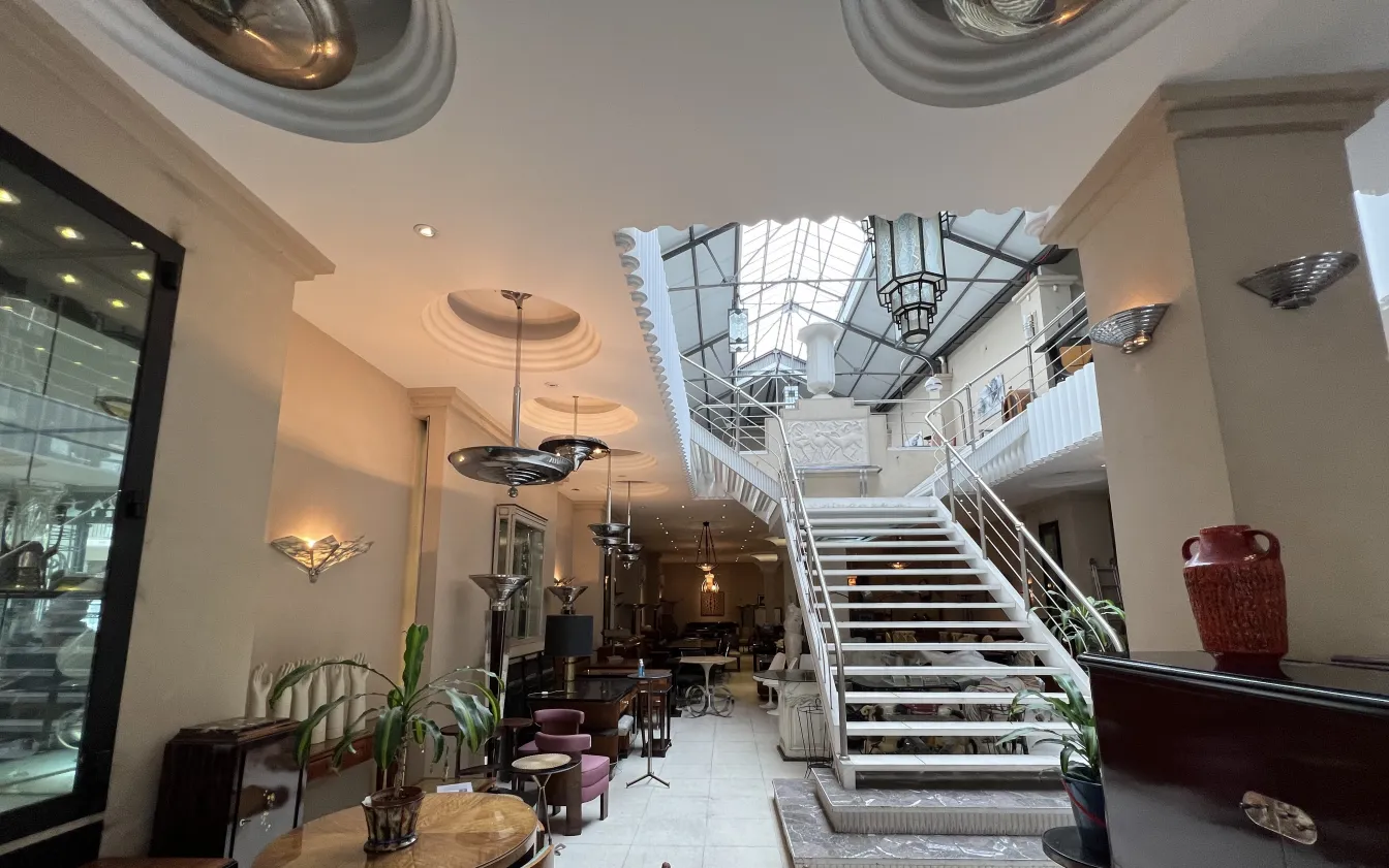 Lâmpada de teto antiga em um ambiente elegante com escadas