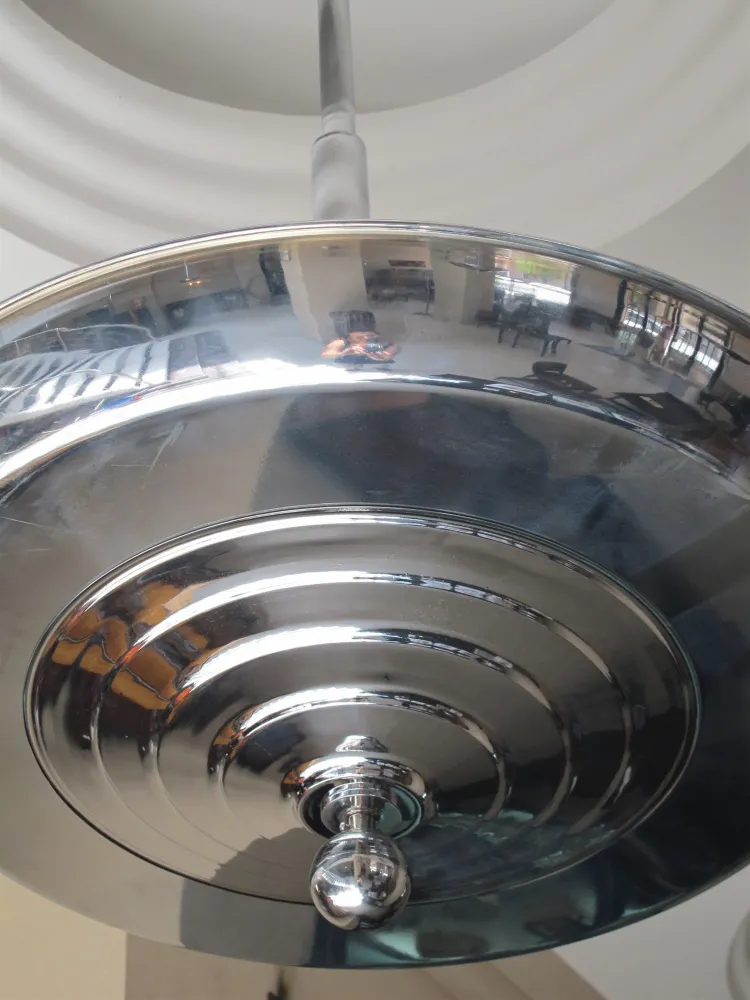 고전적 디자인의 반사 마감 교수형 램프.