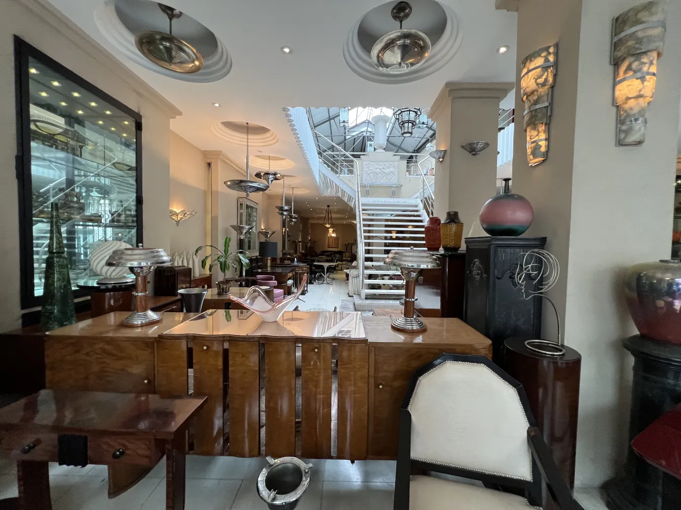 Lámpara de techo antigua de diseño elegante en un ambiente moderno.