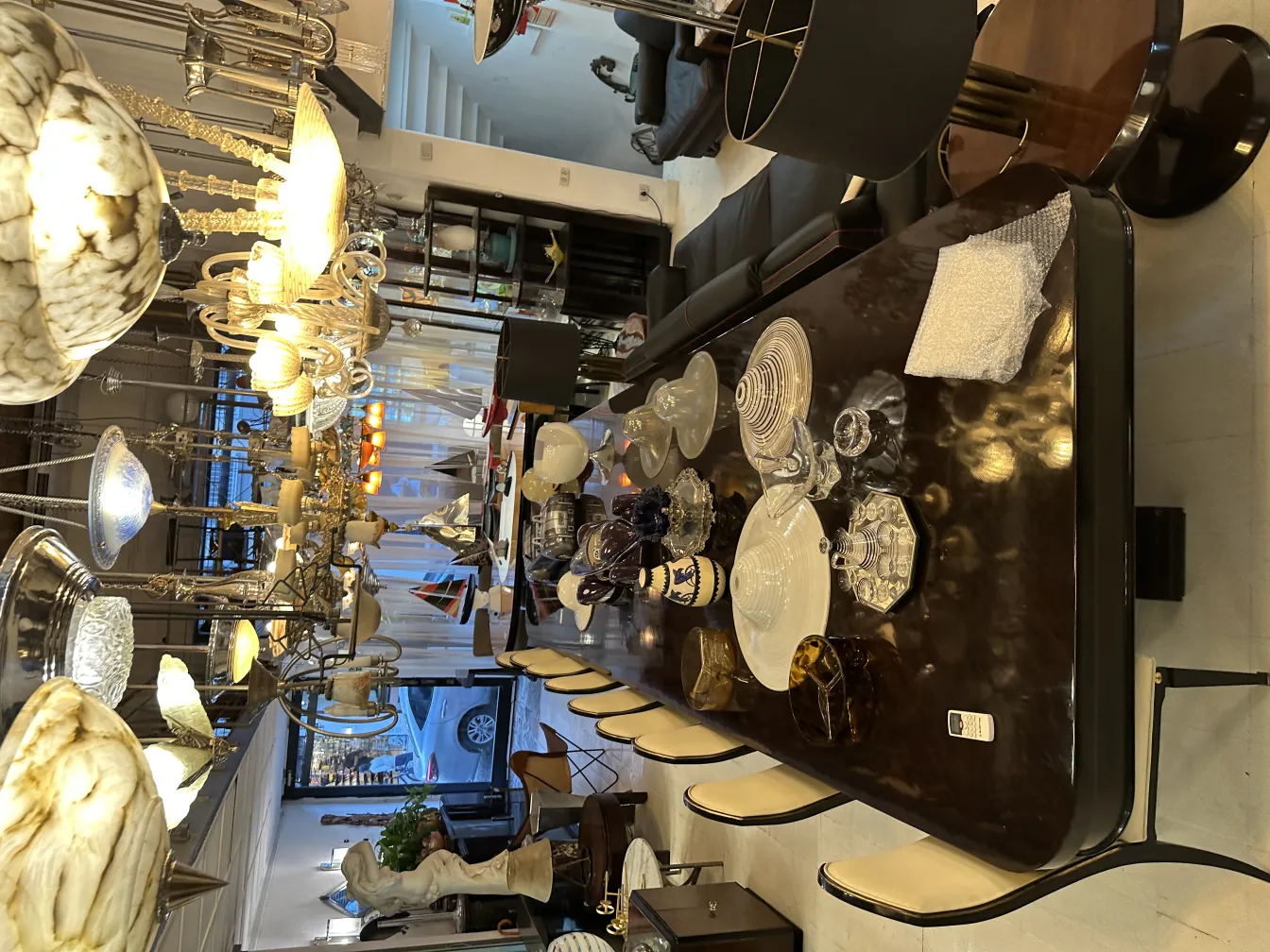 Lámpara de techo antigua de cristal brillante en un ambiente elegante con una mesa decorada.