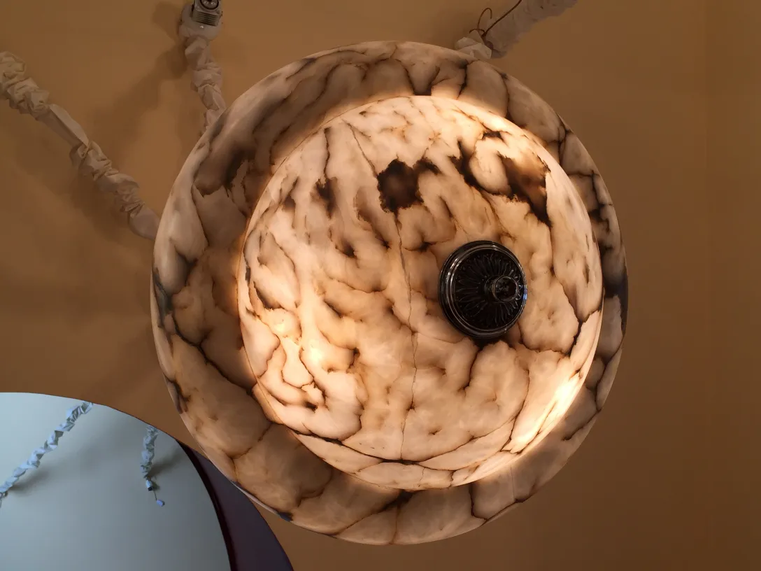 antike Hängelampe mit besonderem und elegantem Design, das den Raum beleuchtet