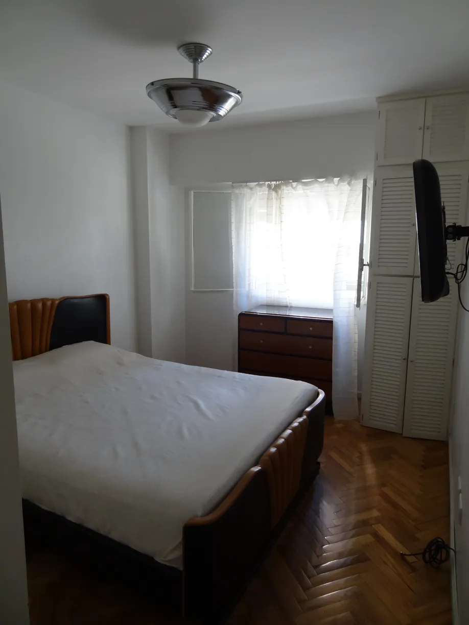 Lampada a sospensione antica, stile moderno, illuminazione elegante.