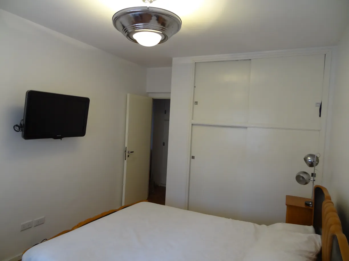 光沢のあるデザインの古いハンギングランプが中立の環境にある