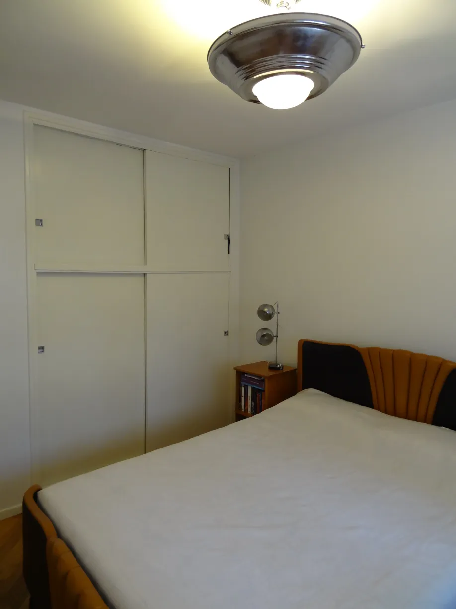 Antike Hängelampe mit rundem Design in einfachem Schlafzimmer