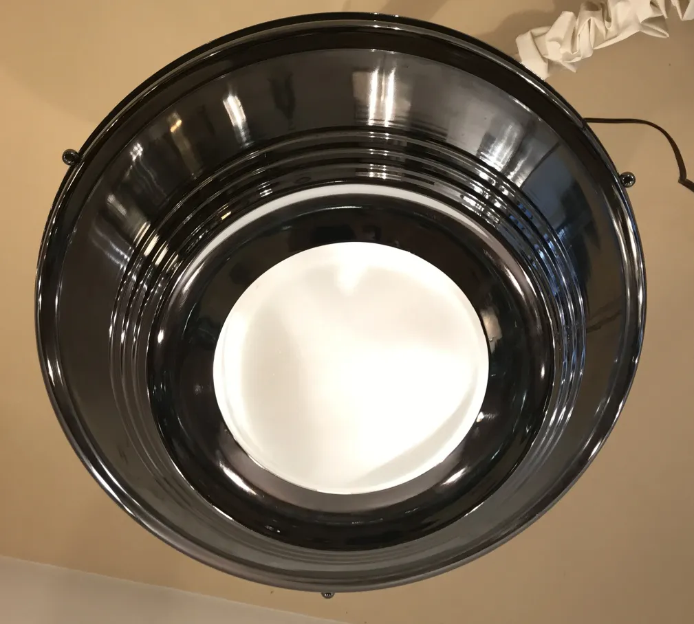 Antike schwarze Hängelampe mit weißem Innenraum, perfekt für die Dekoration.