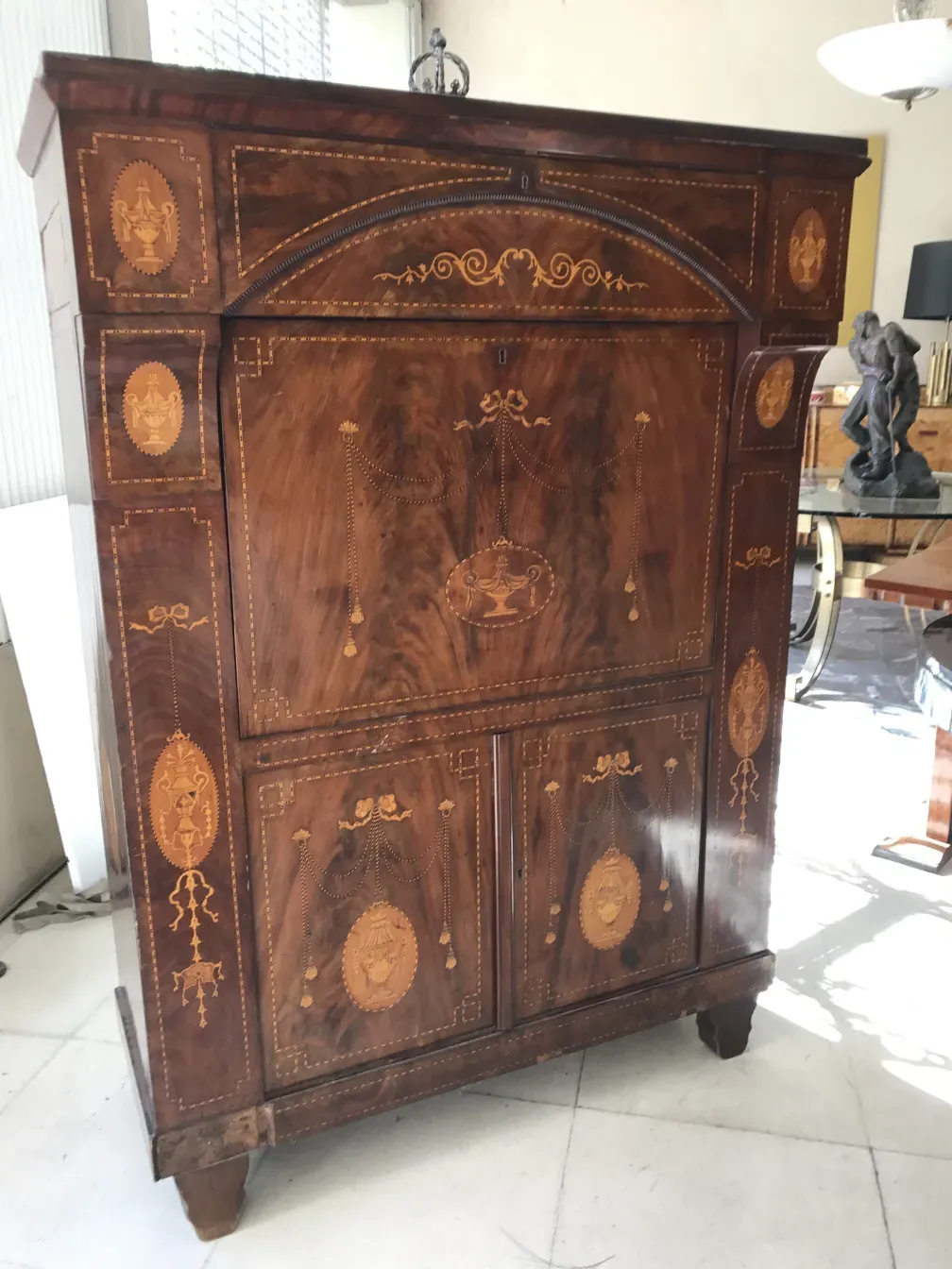 escritorio antiguo con intrincadas decoraciones y detalles finos