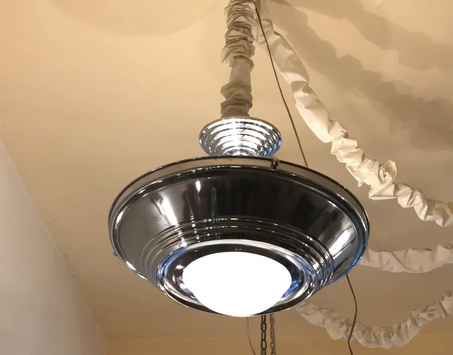 Antike Hängelampe mit glänzender Oberfläche und klassischem Design.