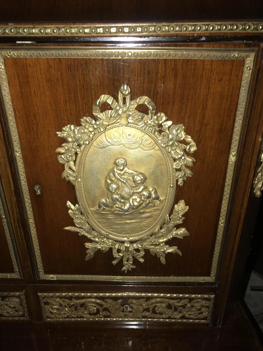 bureau ancien avec relief doré et détails décoratifs