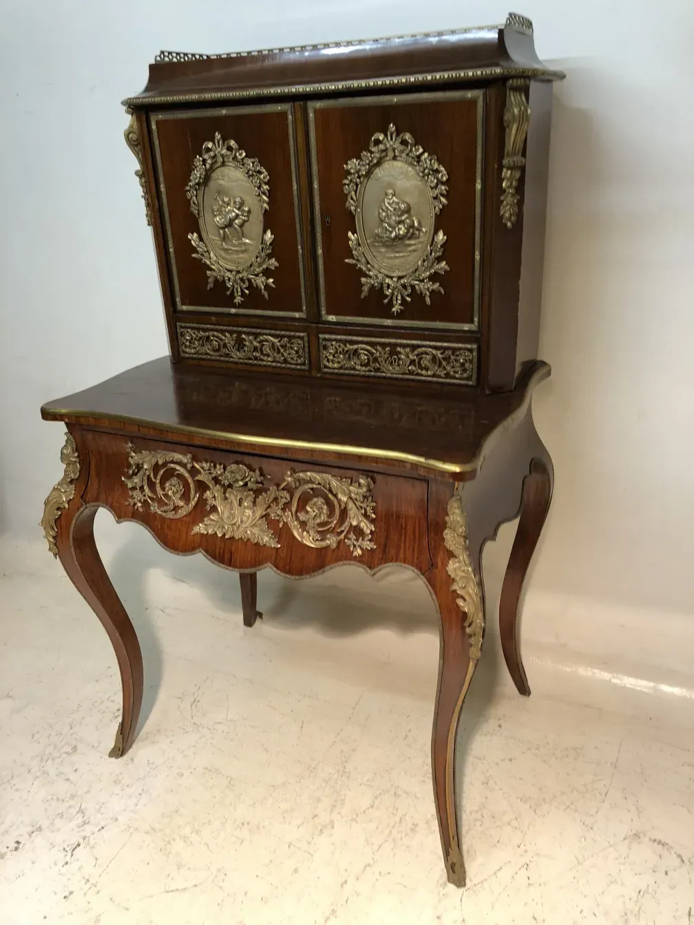 Escritorio antigo com gavetas decorativas e entalhes