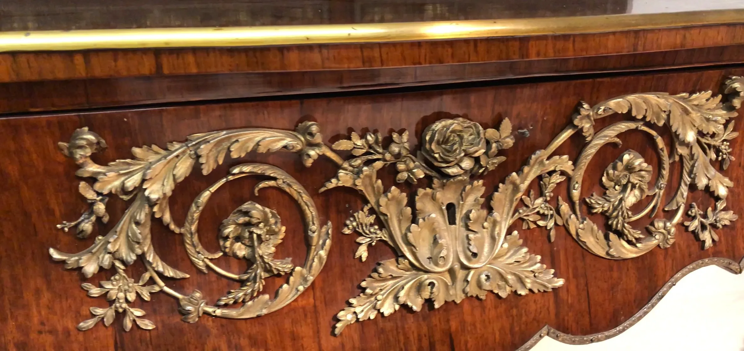 Bureau ancien avec de beaux ornements dorés