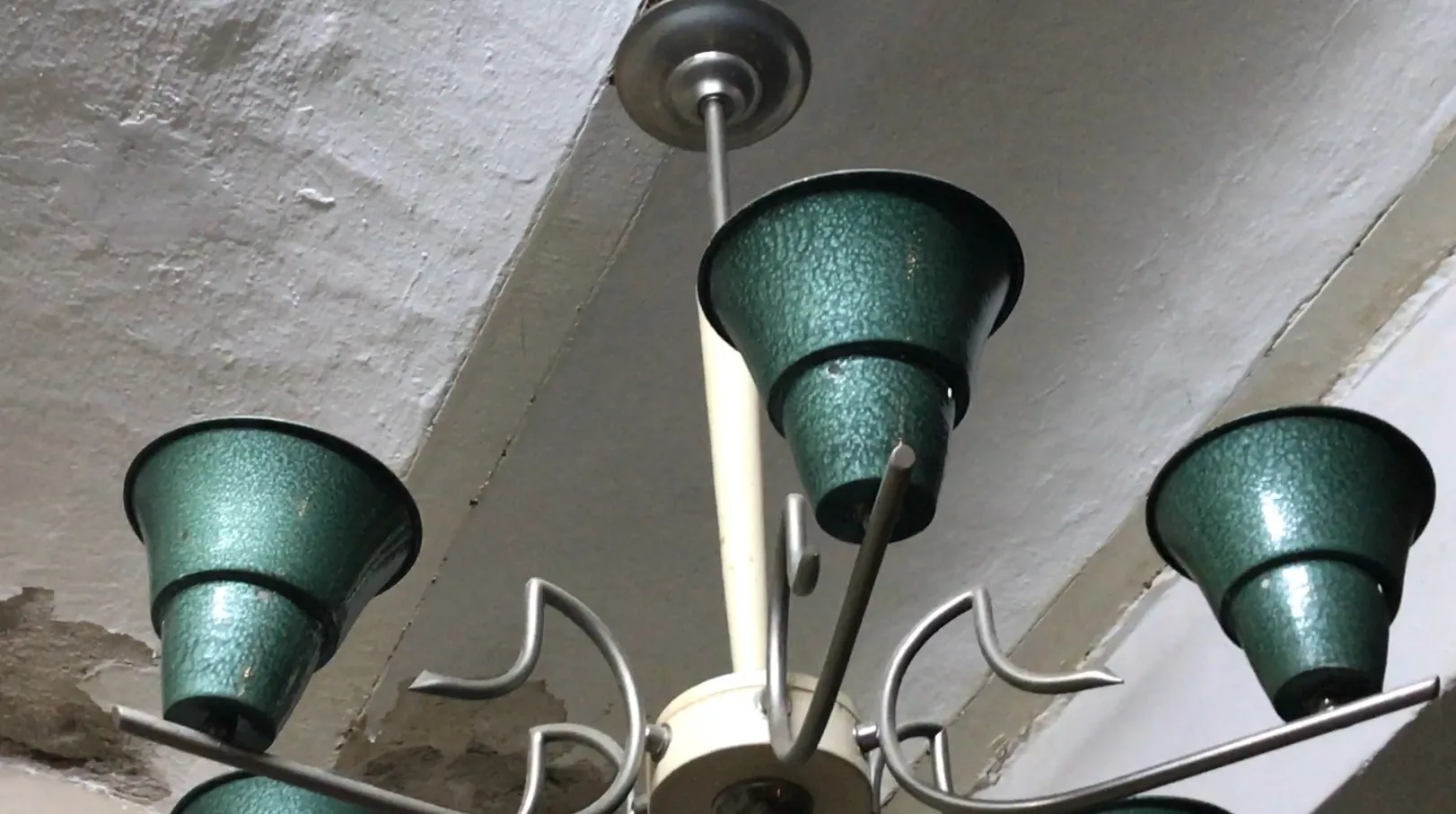 Antigua lámpara de techo de metal con luces verdes