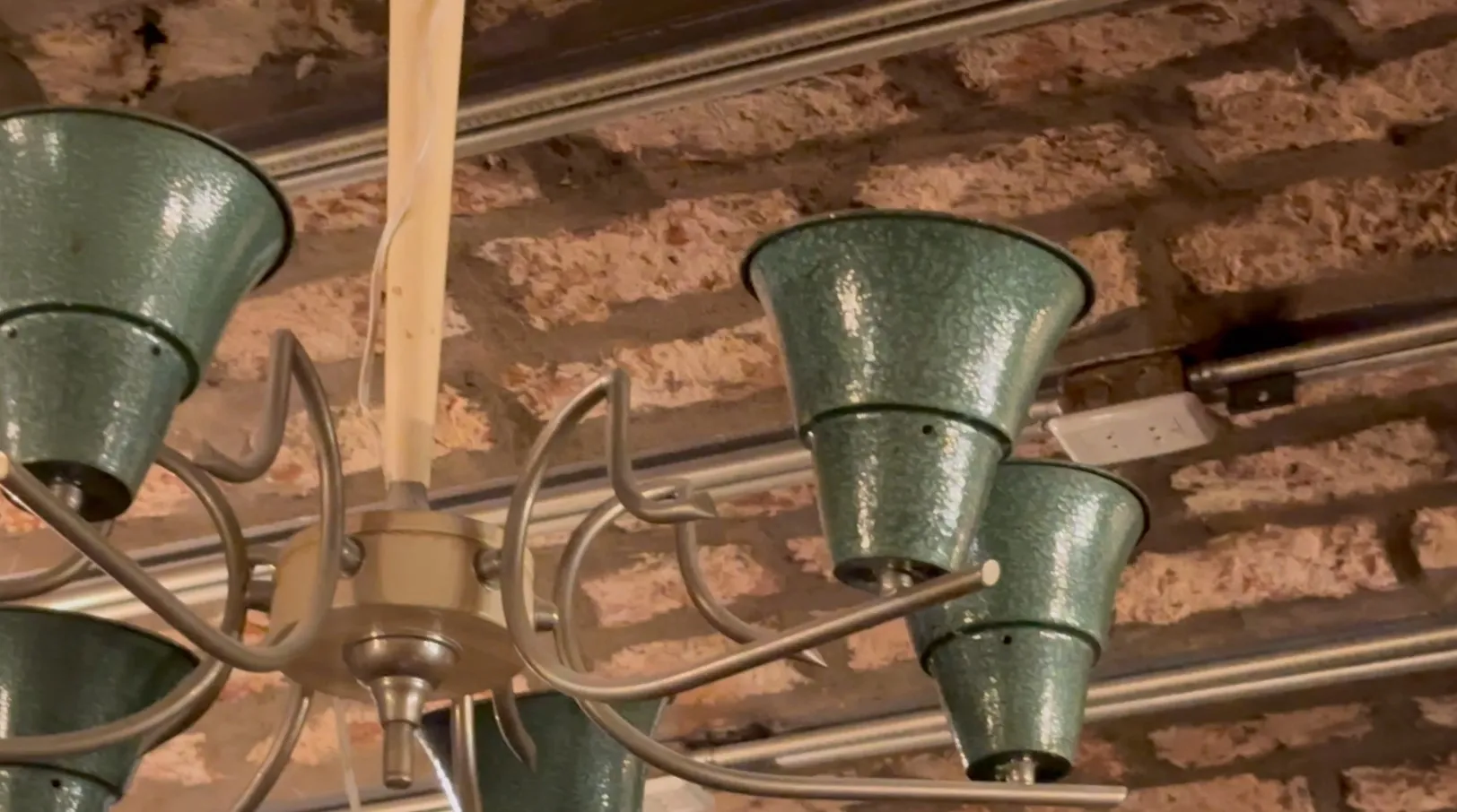 Lustre ancien, avec des teintes vertes et dorées