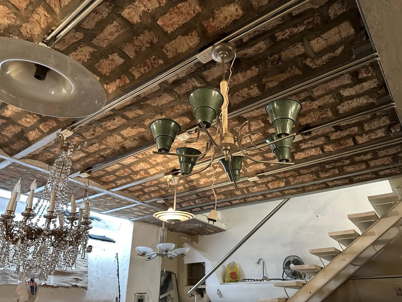 Lâmpada de teto antiga com várias luzes verdes, ambiente aconchegante.