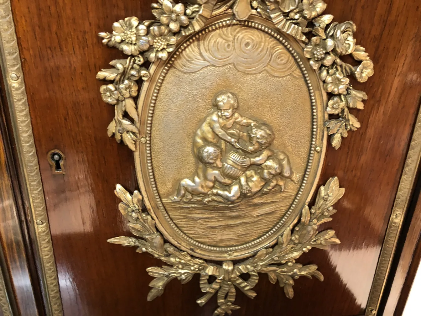 Escritorio antiguo con decoración en relieve y llavero