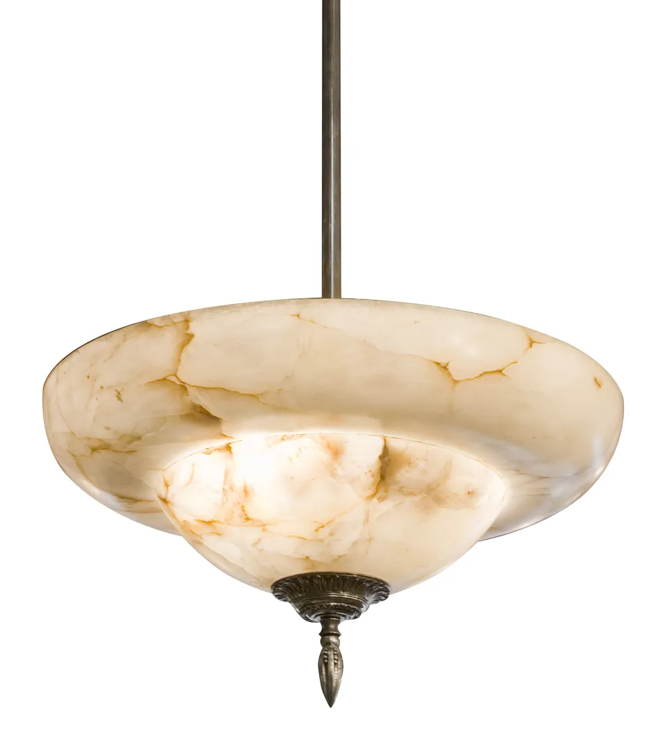 古い石膏吊りランプに金のディテールがあります