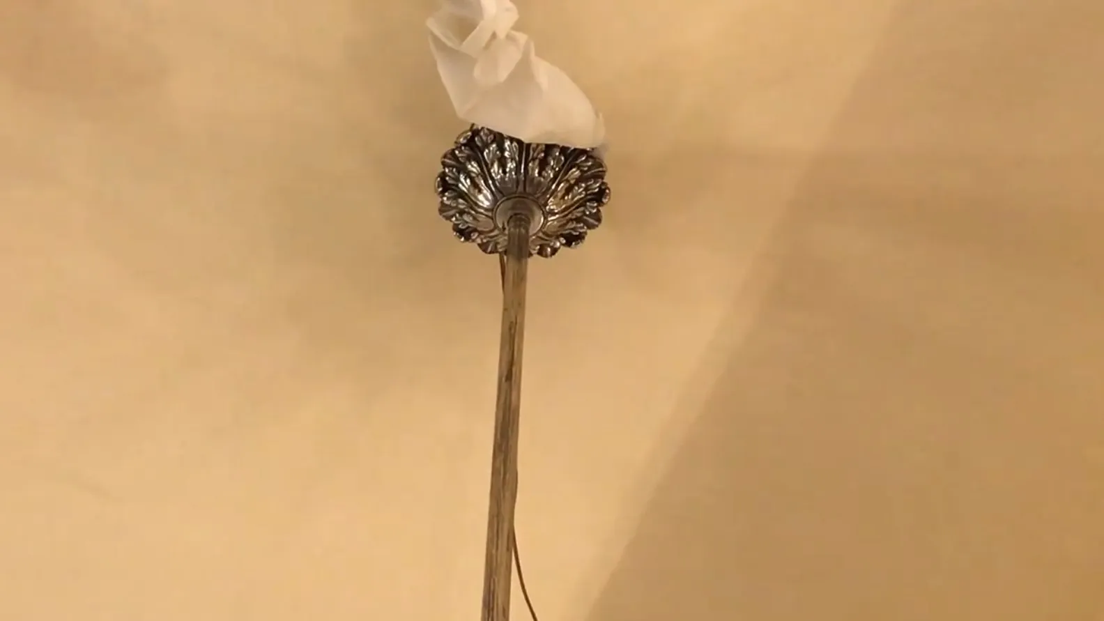 Lustre ancien au design classique dans la pièce