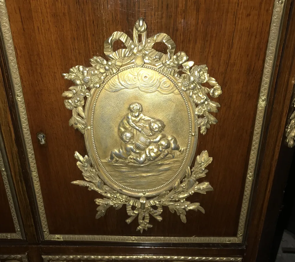 Bureau ancien avec ornements dorés et motifs floraux