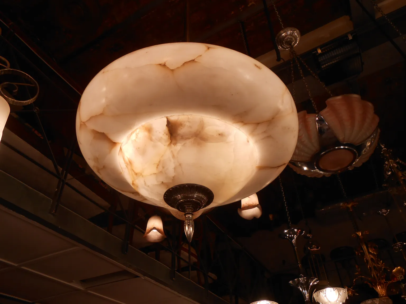 античная подвесная лампа с alabaster отделкой, тонкая элегантность