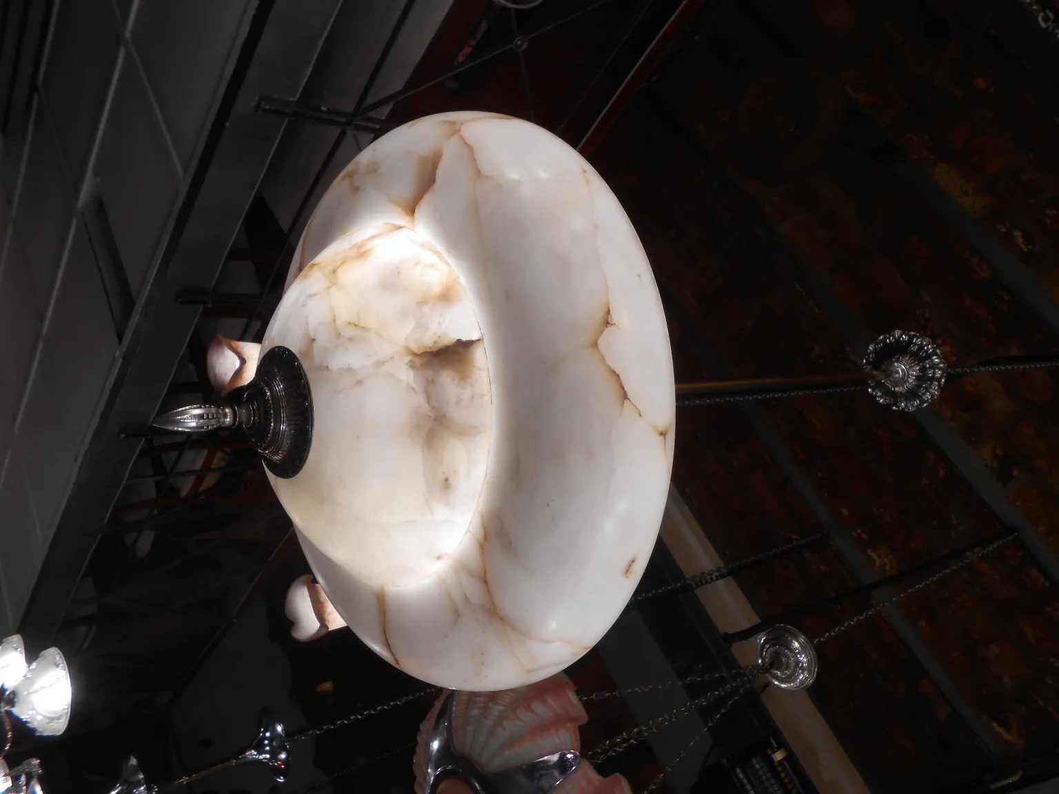 Lampada a sospensione antica con dettagli in alabastro, elegante e luminosa.