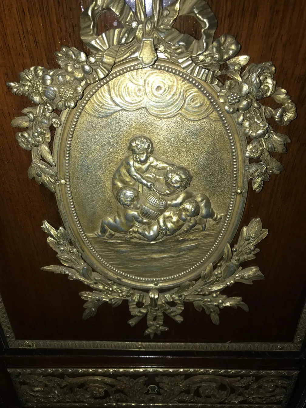 escritorio antigo com relevo dourado e detalhes florais