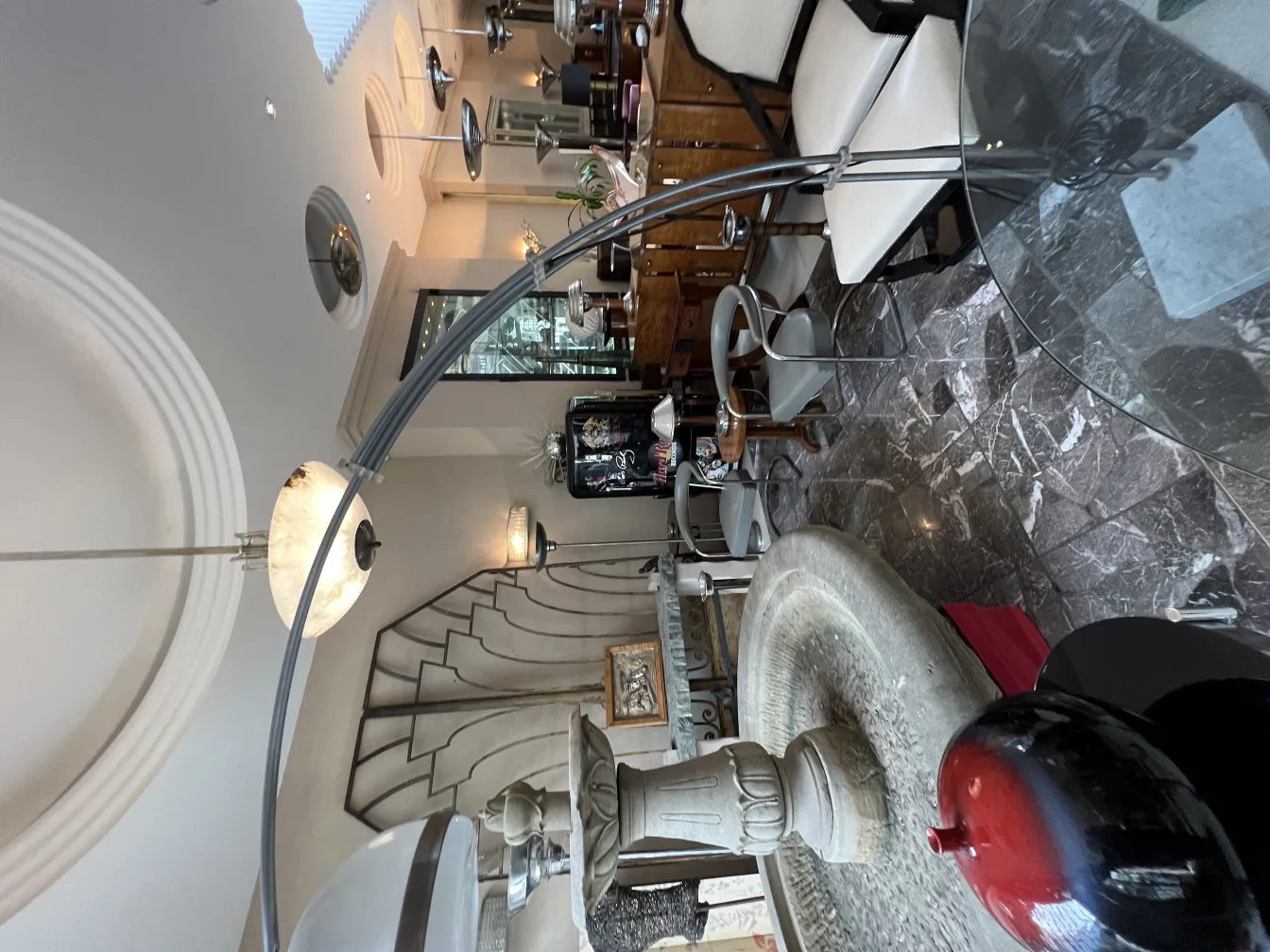 エレガントなスタイルのアンティークハンギングランプが居心地の良い環境に