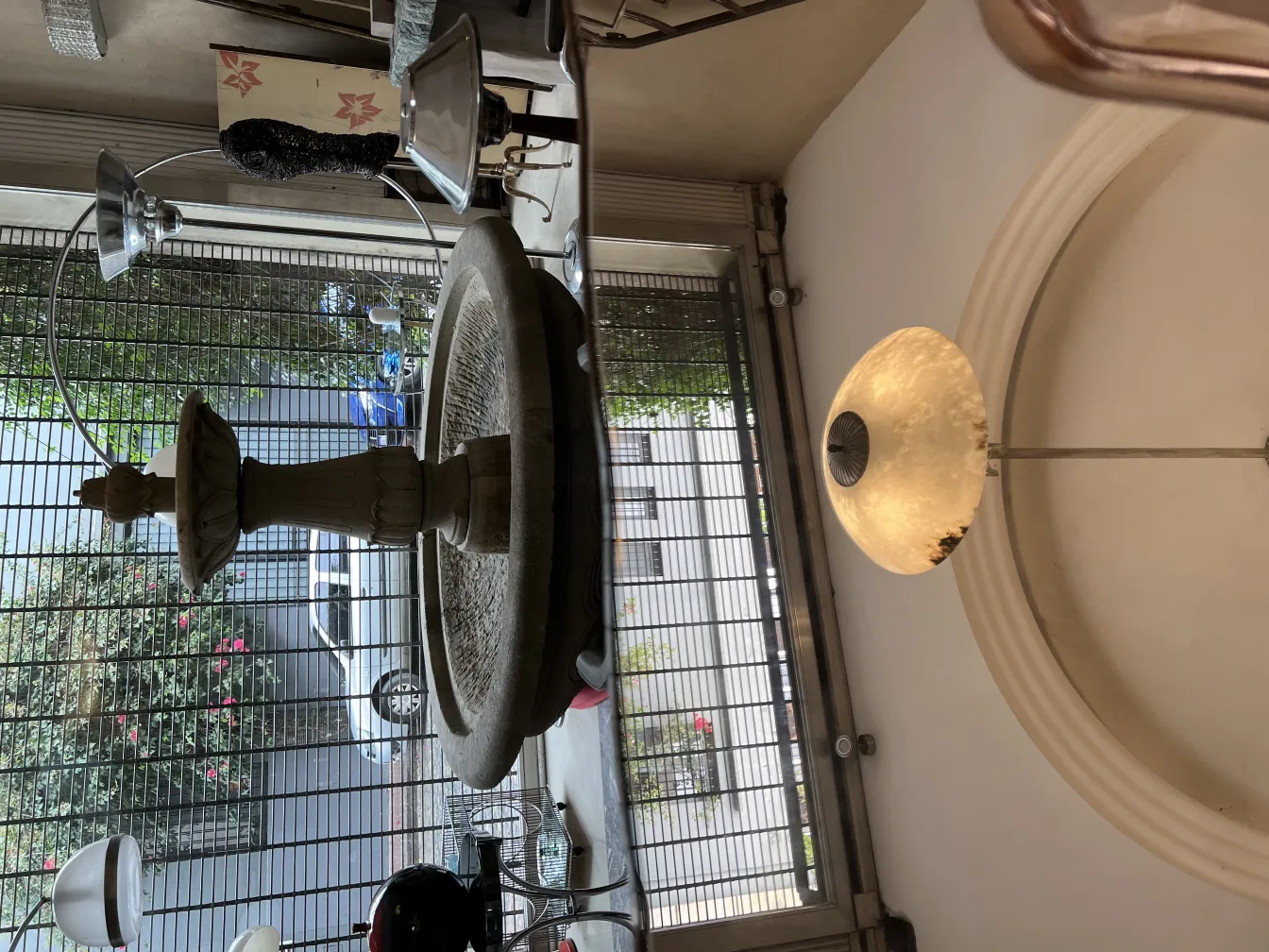 古董吊灯，优雅设计，置于舒适环境中。