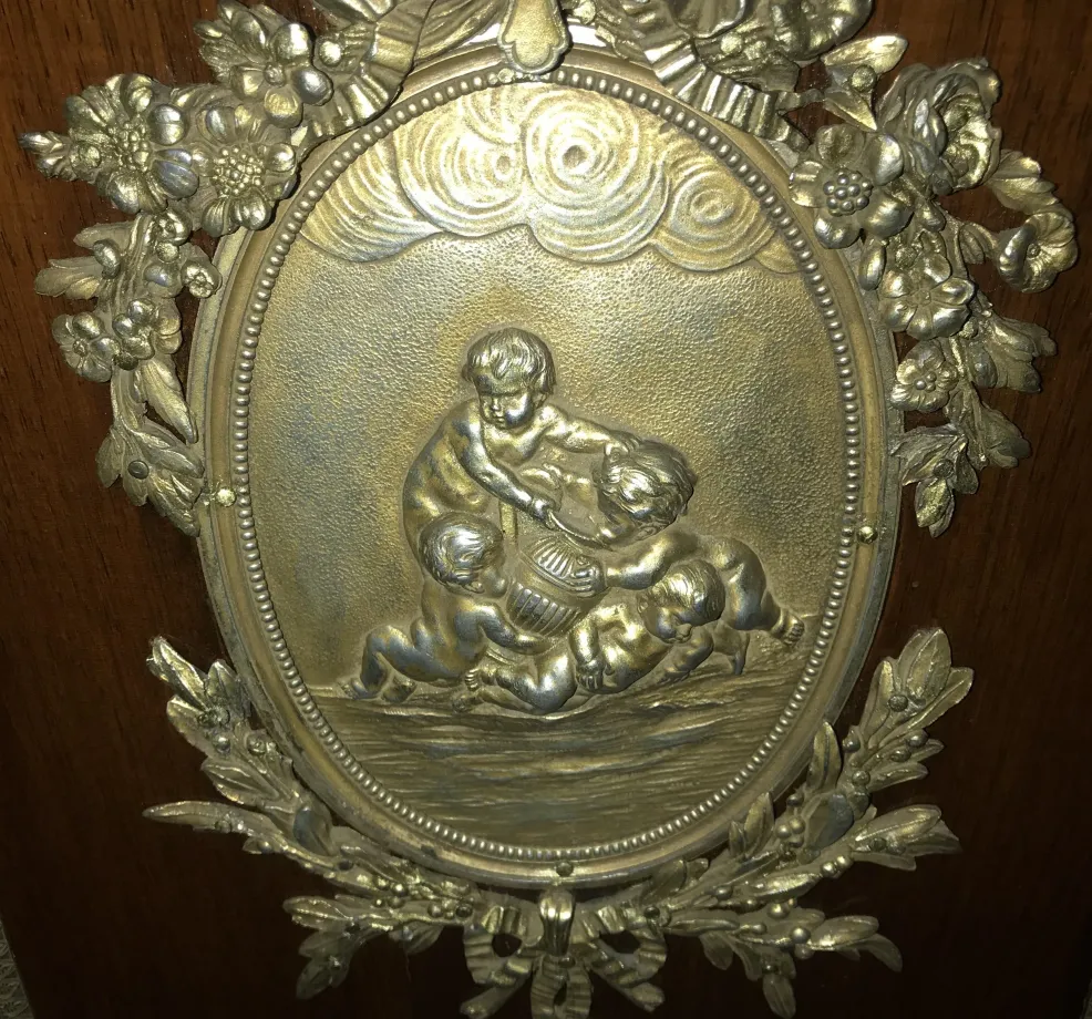 Bureau ancien décoratif avec des reliefs et des motifs floraux