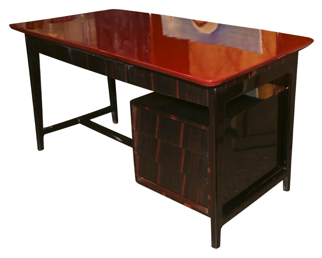 Bureau ancien avec surface rouge et espace de rangement.