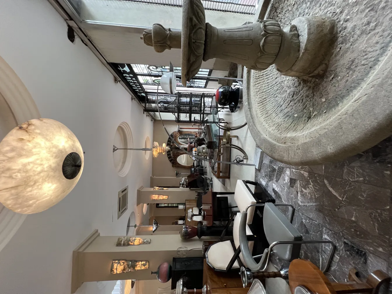 Lâmpada de teto antiga e elegante em um ambiente estético, com detalhes decorativos.