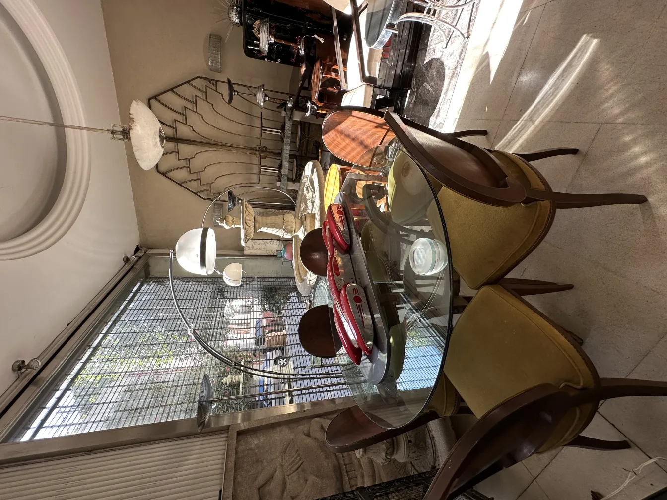 Vieux lustre dans un cadre élégant avec des chaises et une table