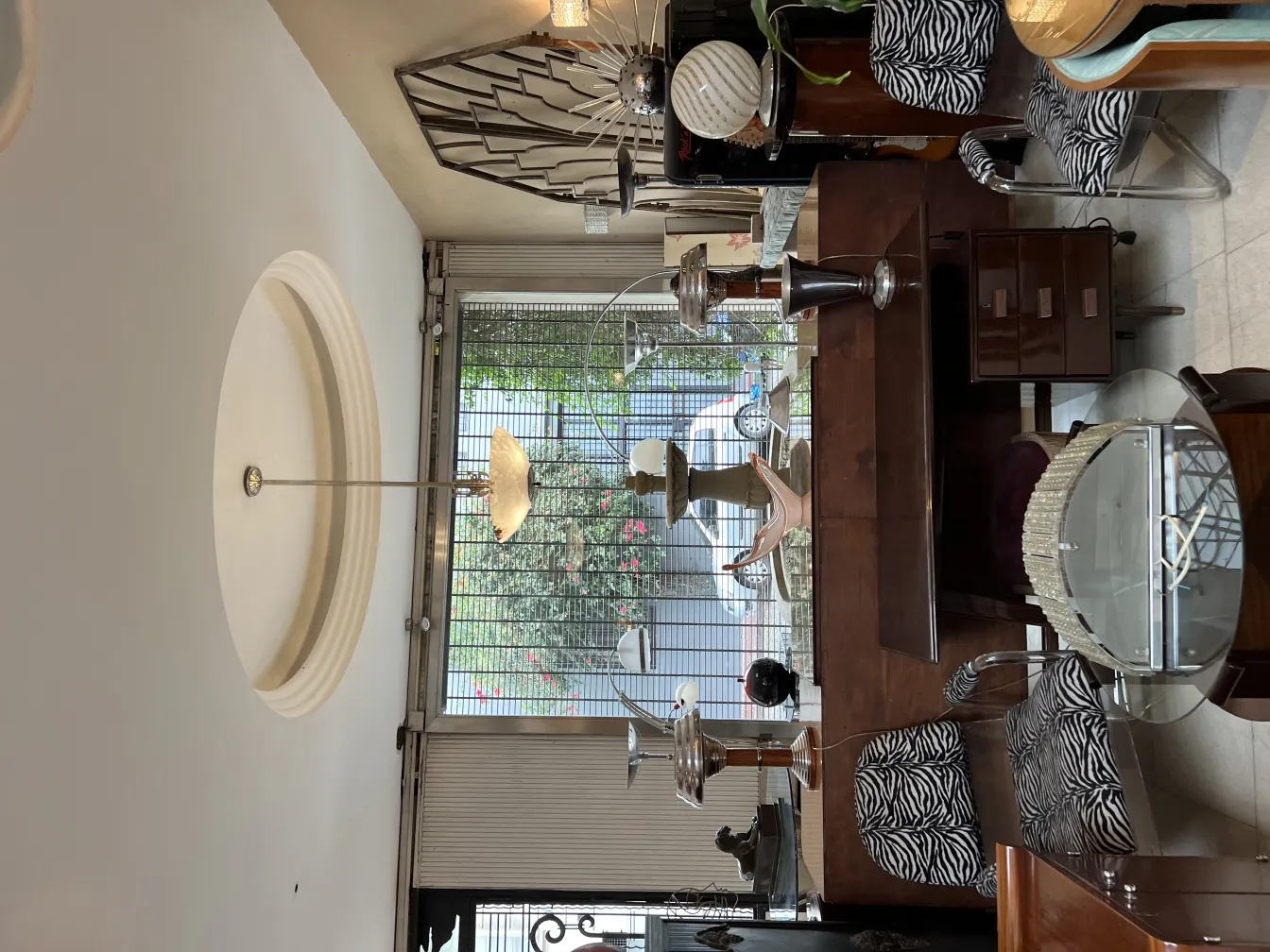 Lámpara de techo antigua en un ambiente moderno con decoración elegante