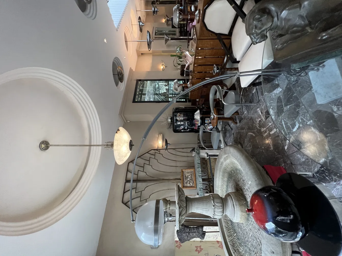 Lustre ancien dans un espace intérieur élégant avec des détails