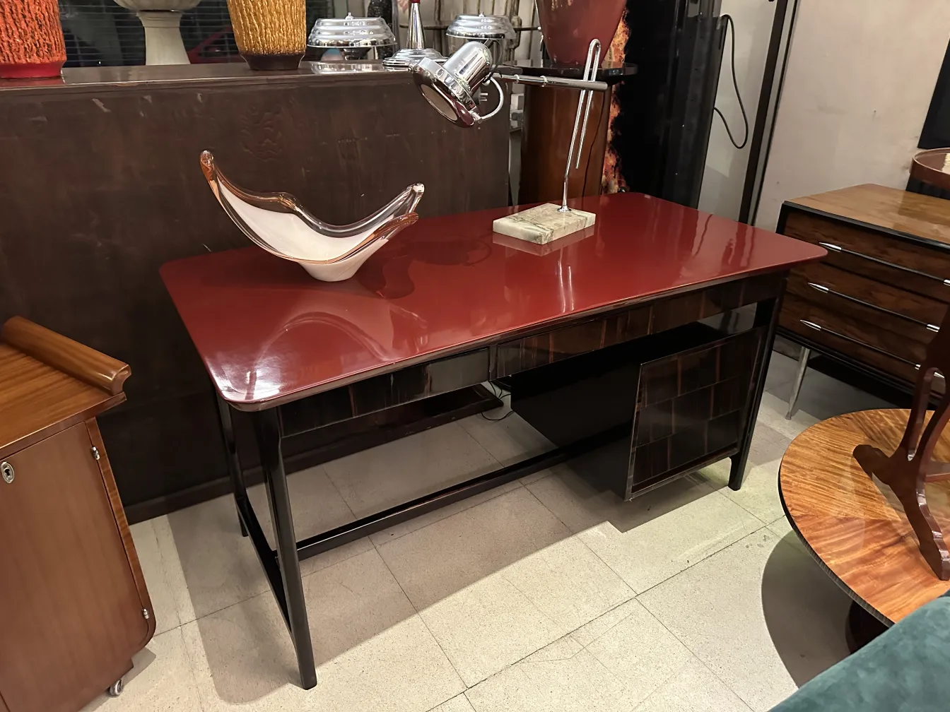Bureau ancien rouge brillant avec lampe et décoration