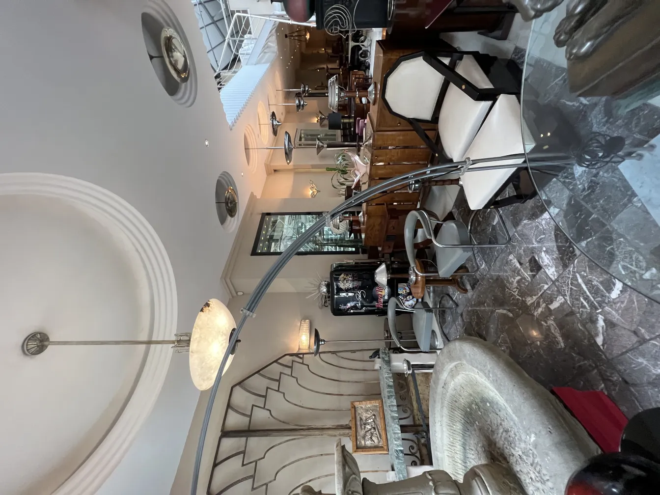 Lustre ancien avec un design élégant dans un environnement accueillant.